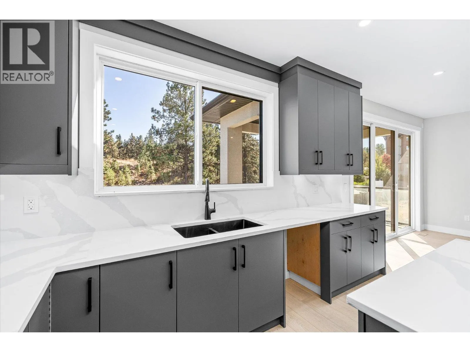 1675 HARBOUR VIEW Crescent