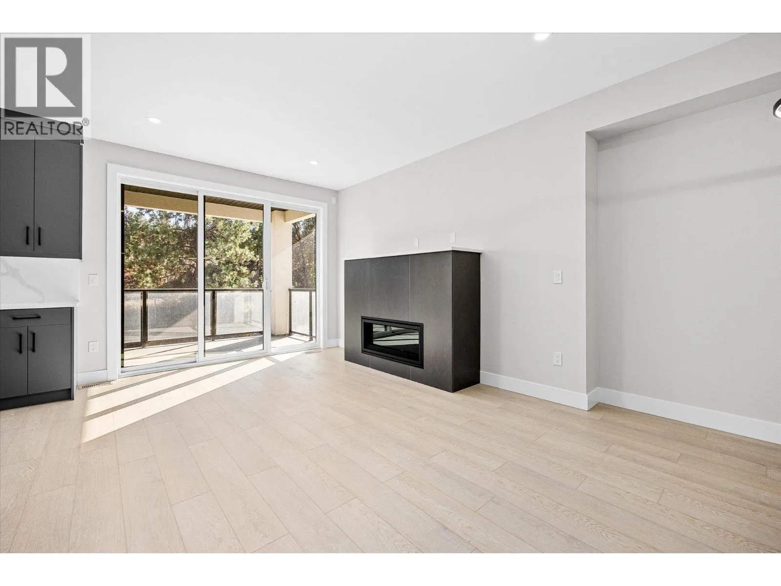 1675 HARBOUR VIEW Crescent