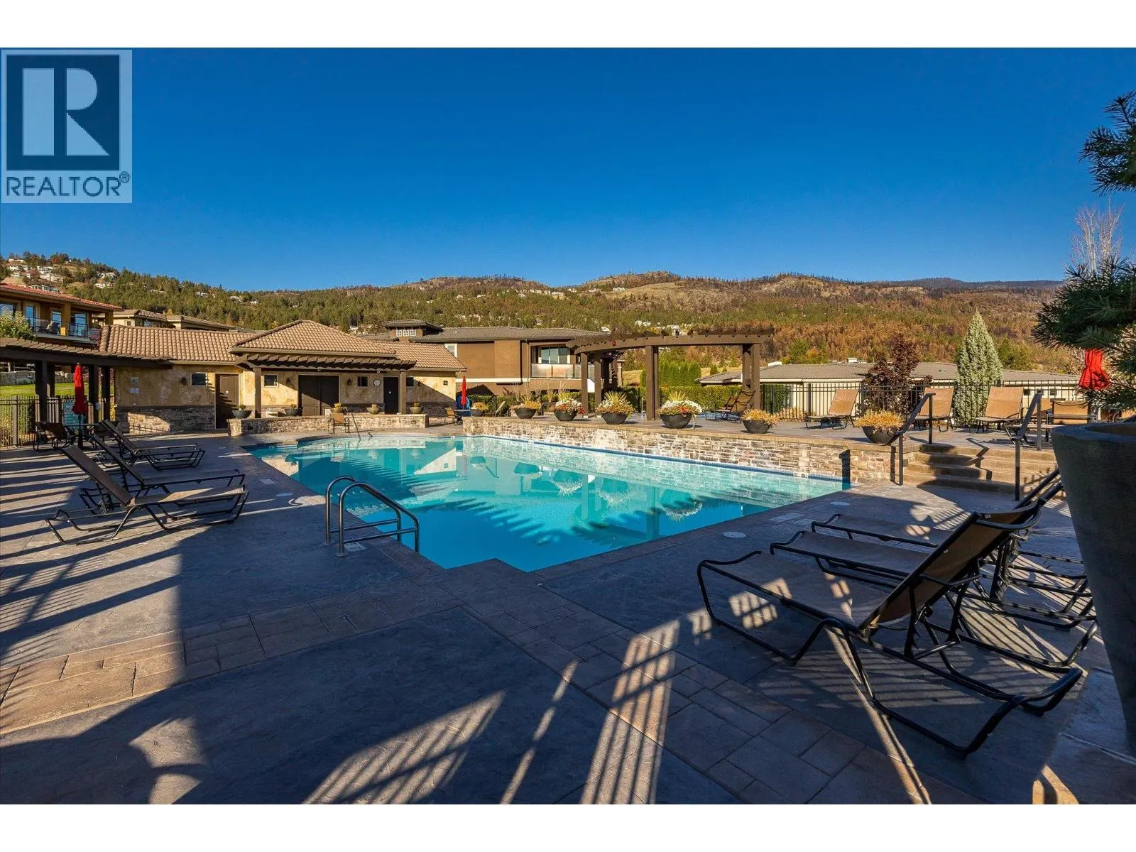 1675 HARBOUR VIEW Crescent
