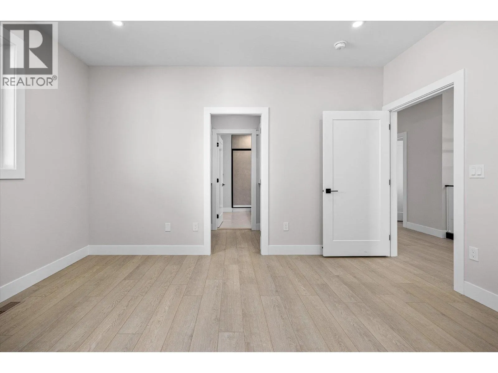 1675 HARBOUR VIEW Crescent