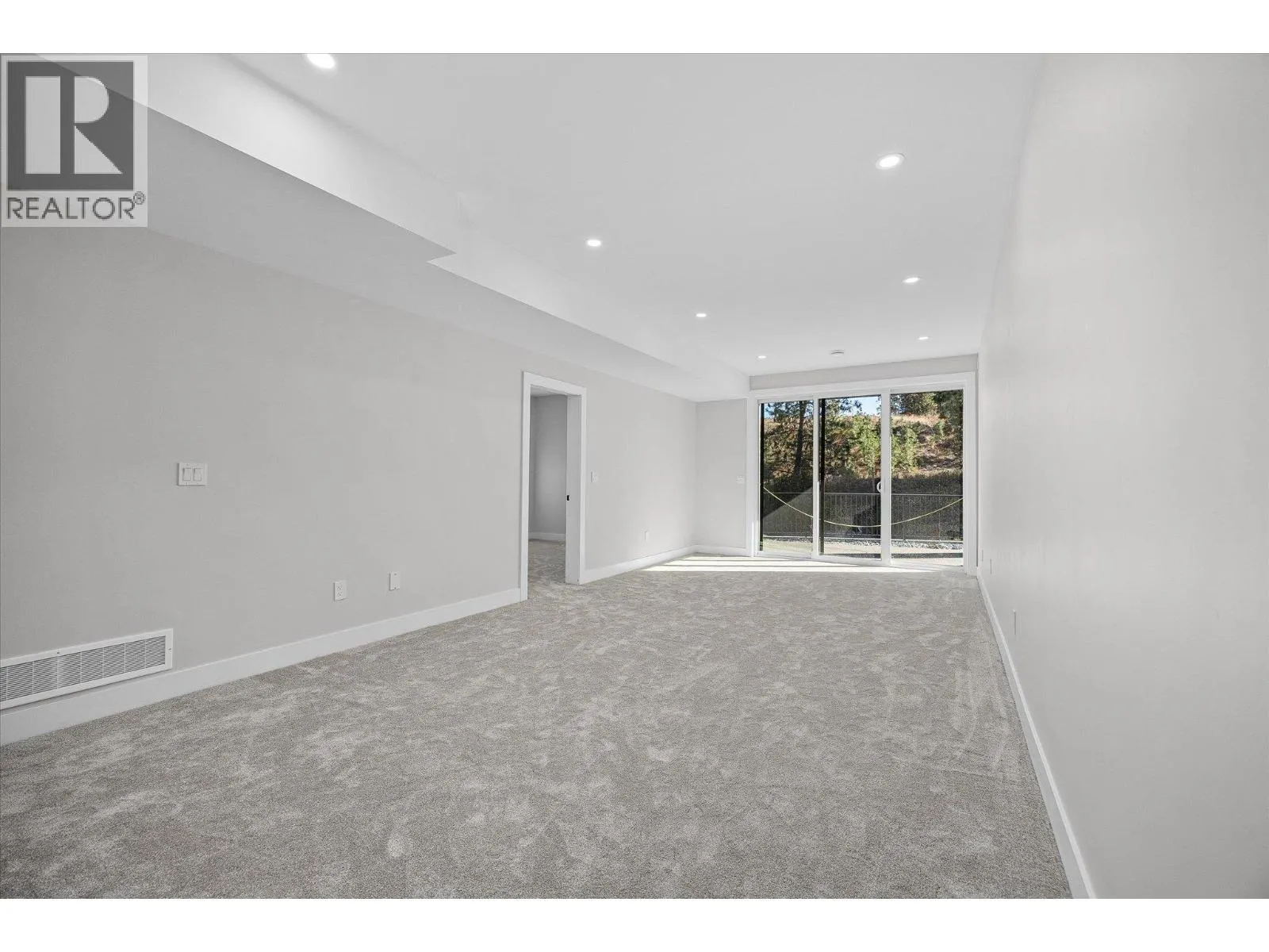 1675 HARBOUR VIEW Crescent