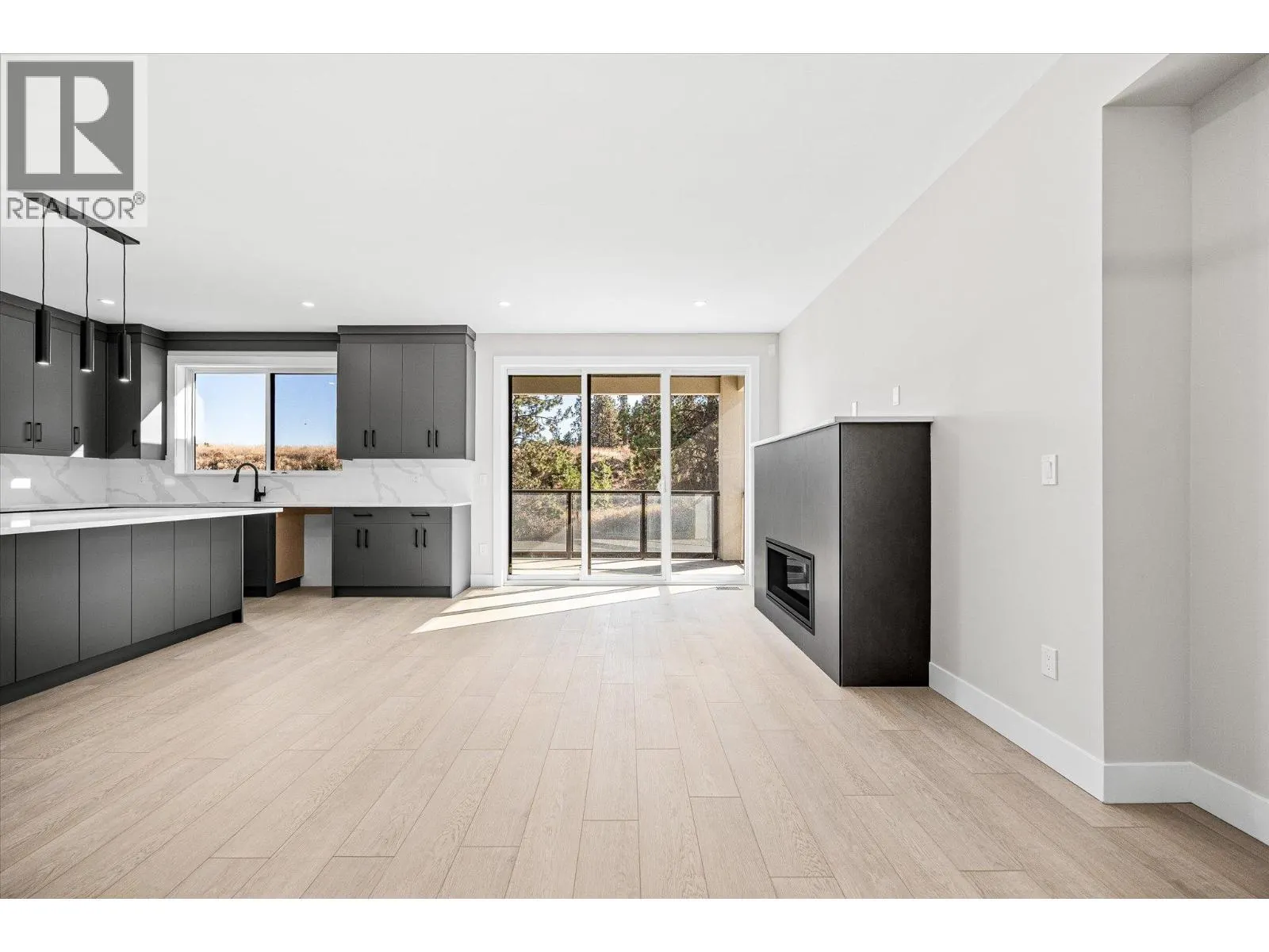 1675 HARBOUR VIEW Crescent