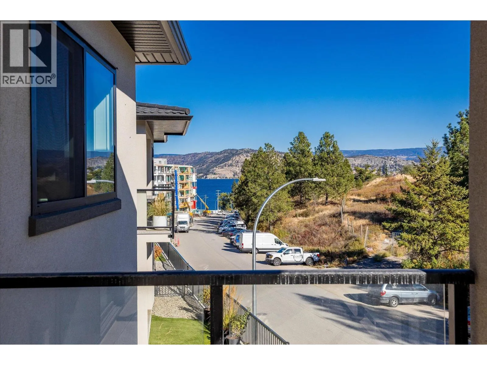 1675 HARBOUR VIEW Crescent