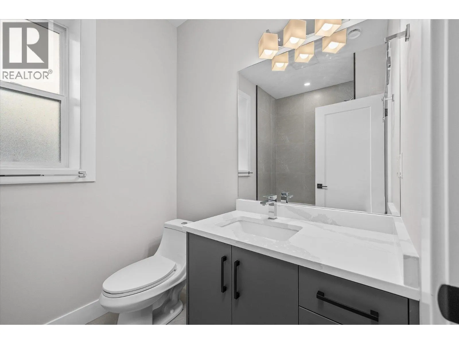 1675 HARBOUR VIEW Crescent