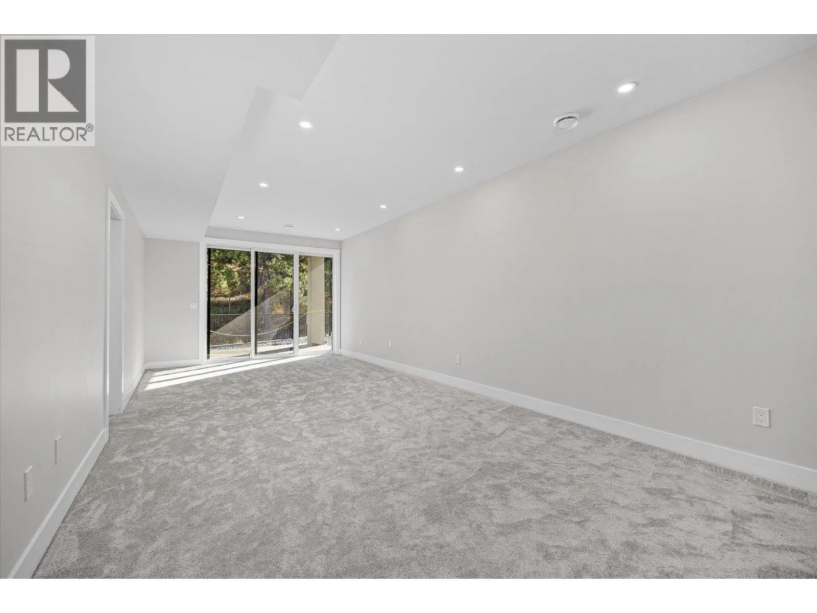 1675 HARBOUR VIEW Crescent