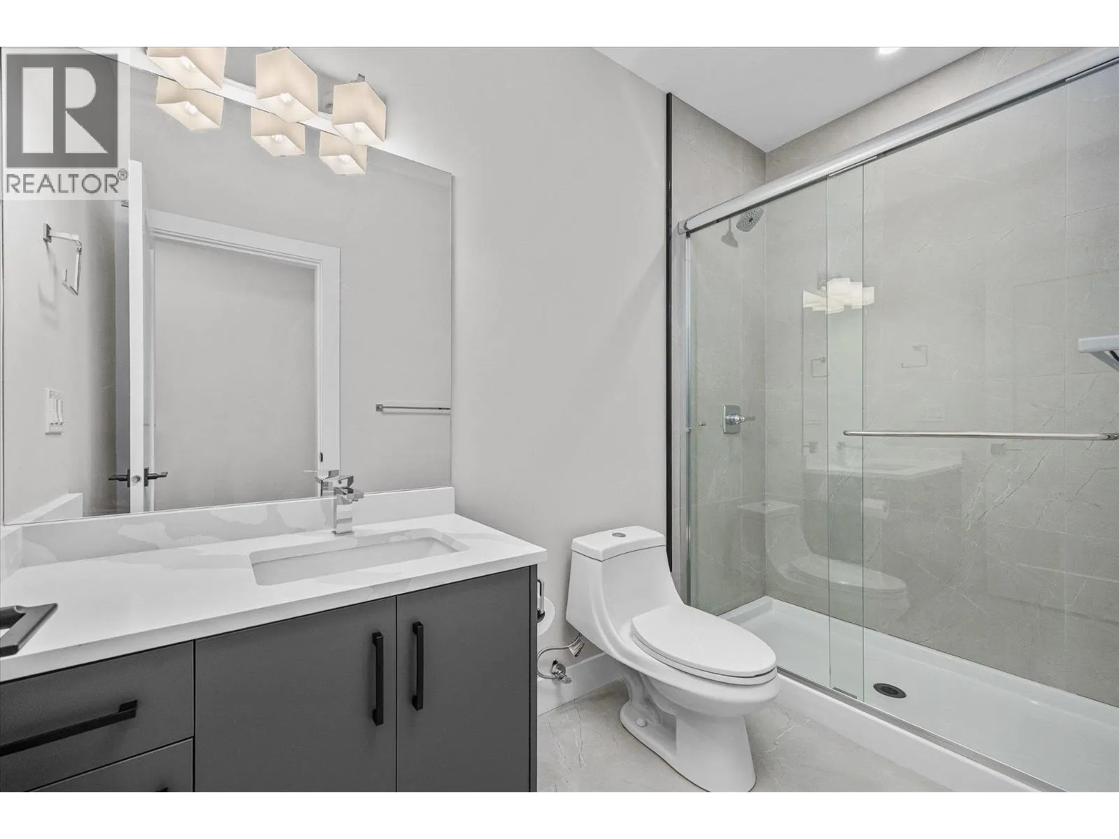 1675 HARBOUR VIEW Crescent