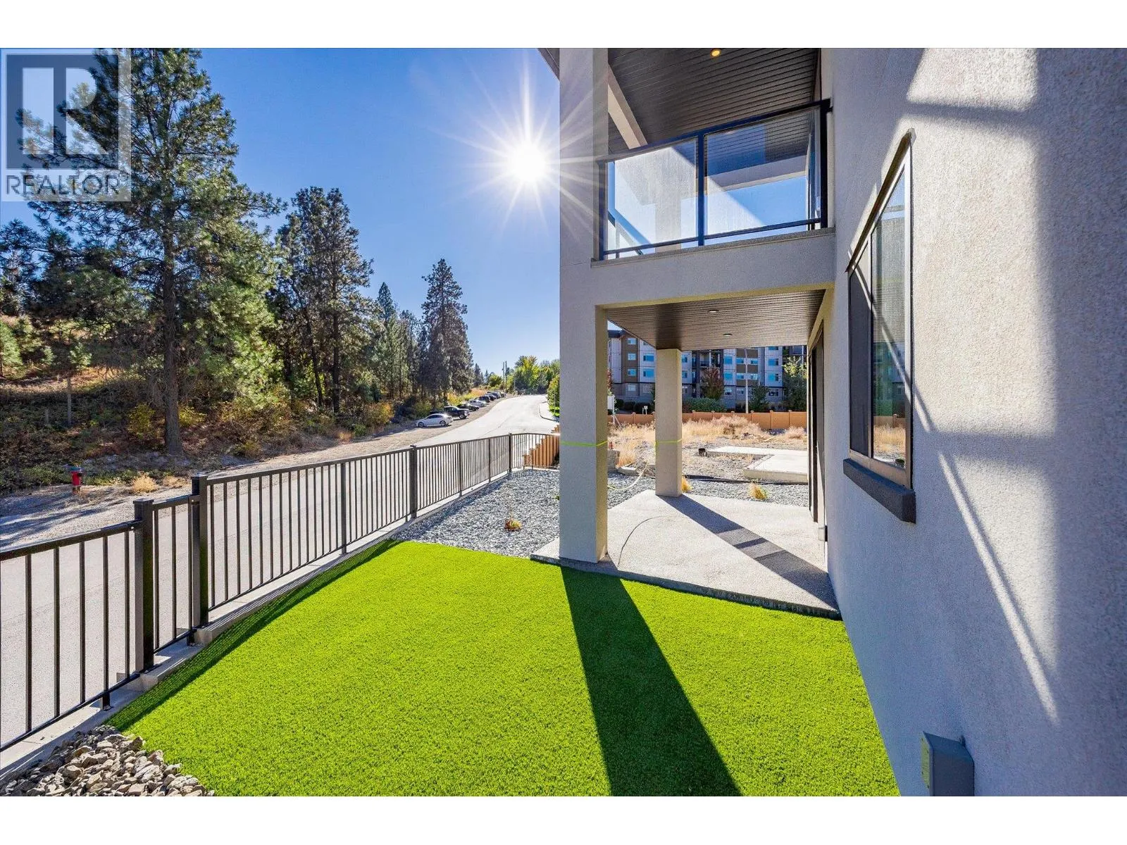 1675 HARBOUR VIEW Crescent