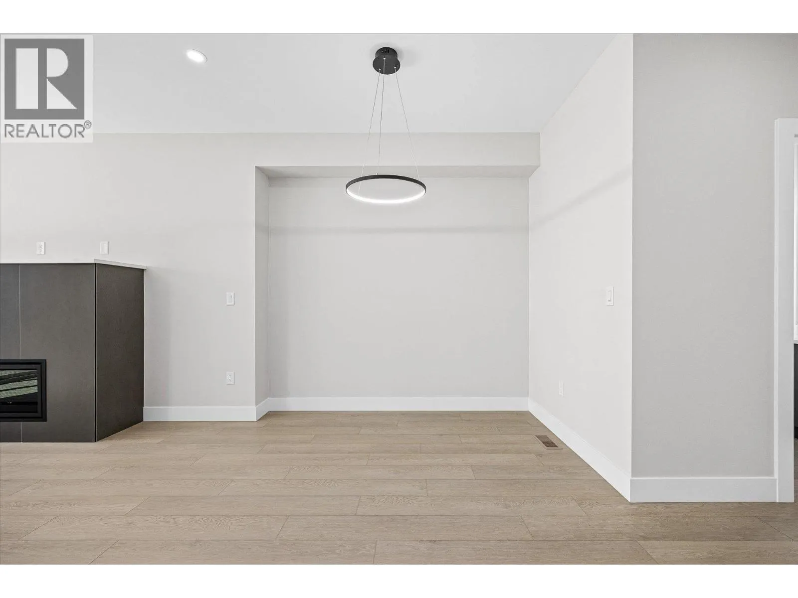 1675 HARBOUR VIEW Crescent