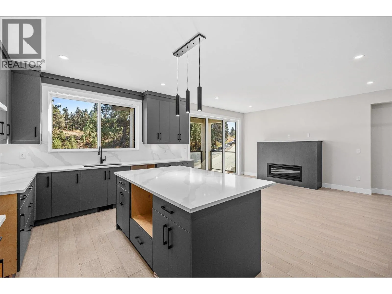 1675 HARBOUR VIEW Crescent