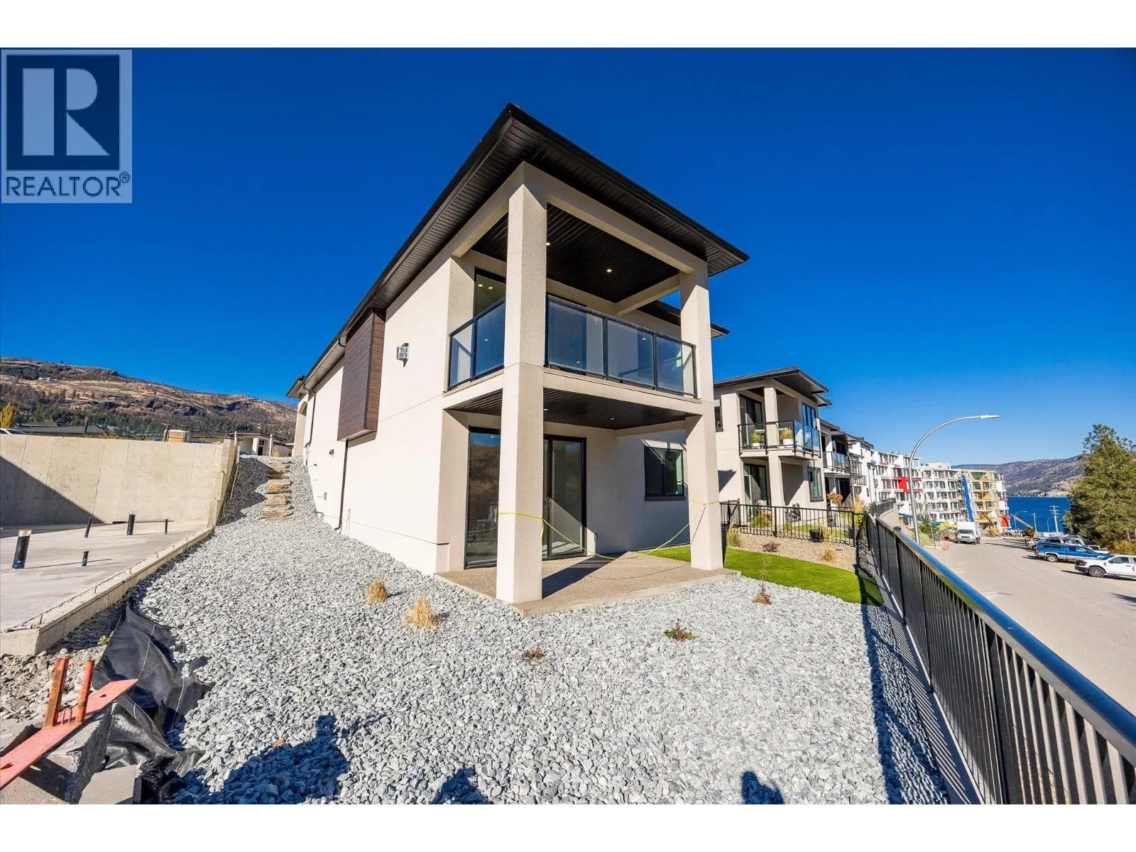 1675 HARBOUR VIEW Crescent