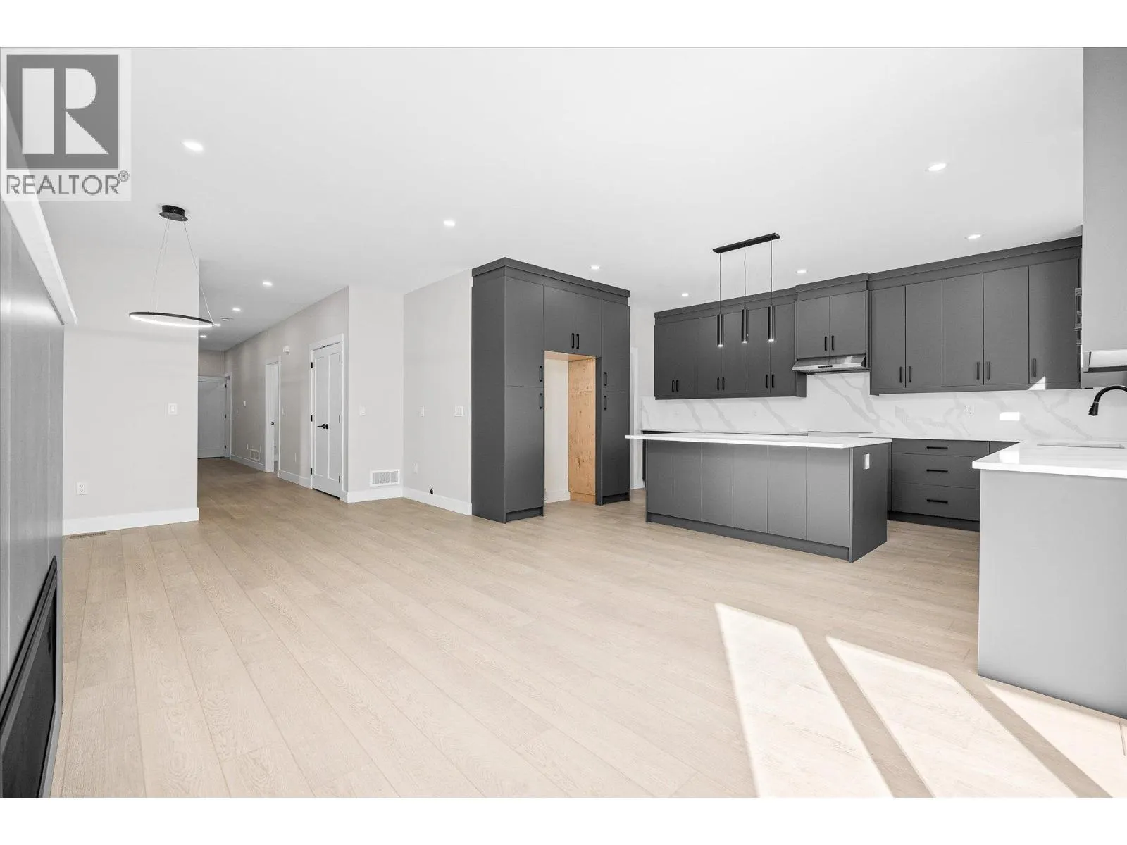 1675 HARBOUR VIEW Crescent