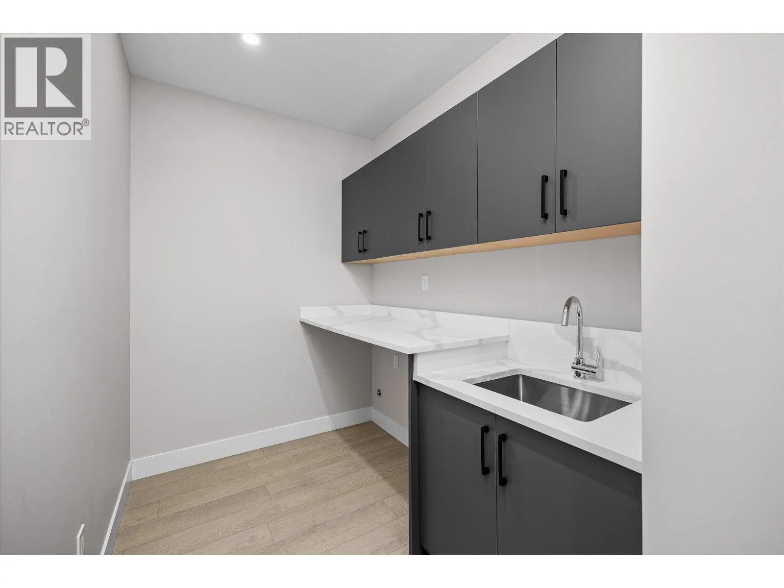 1675 HARBOUR VIEW Crescent