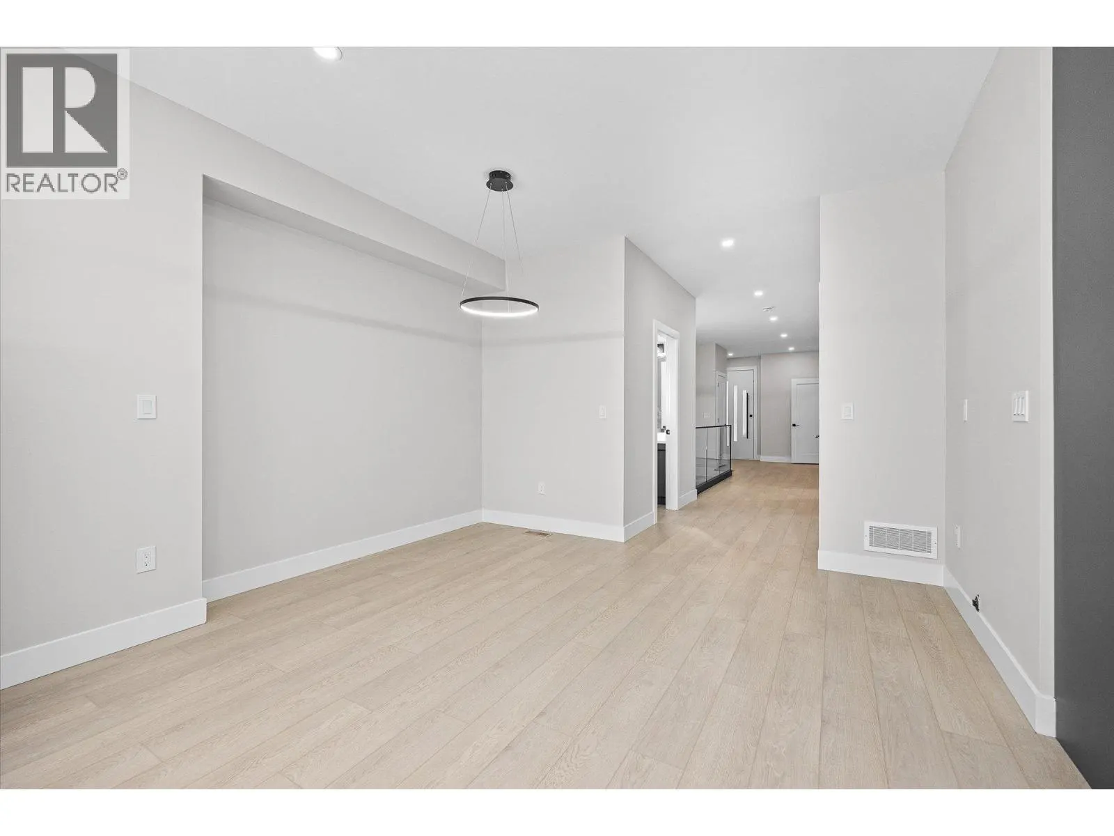 1675 HARBOUR VIEW Crescent