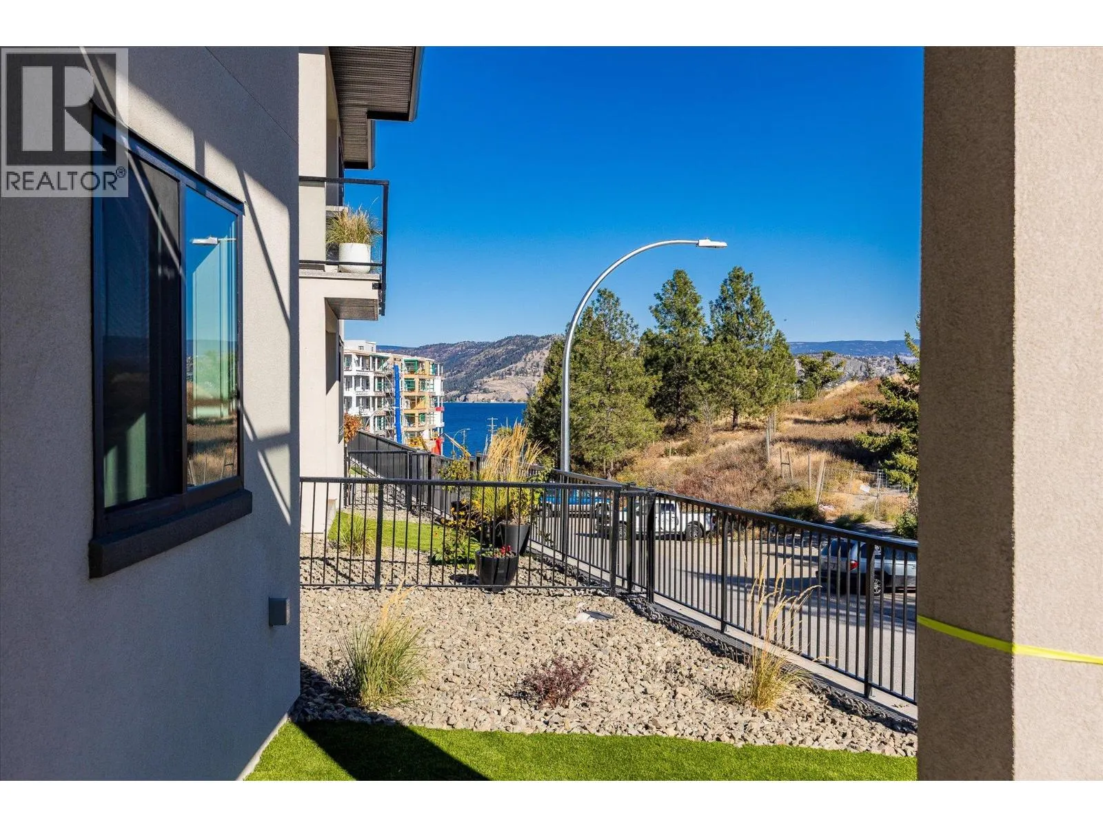 1675 HARBOUR VIEW Crescent