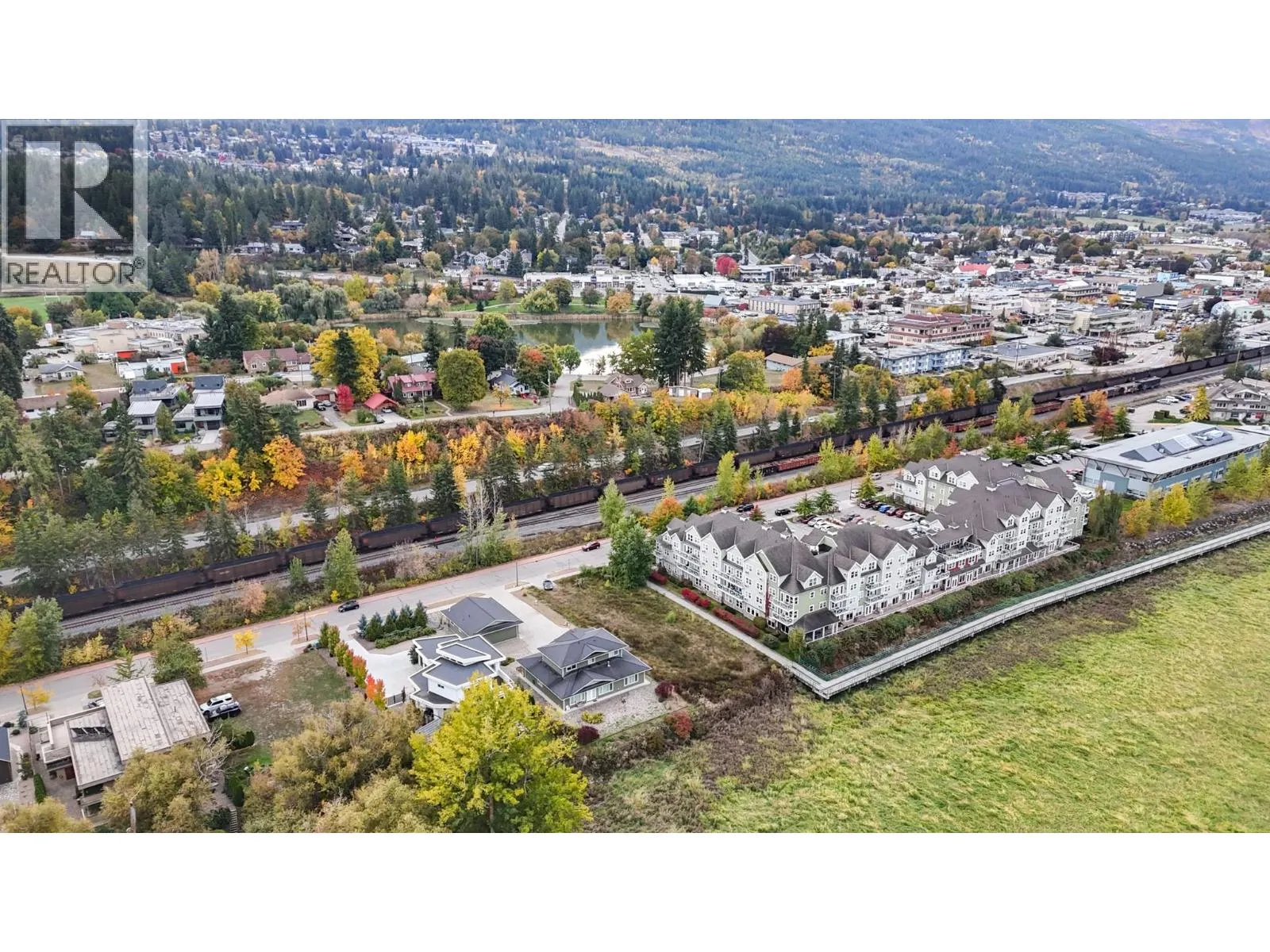 721 Harbourfront Drive NE