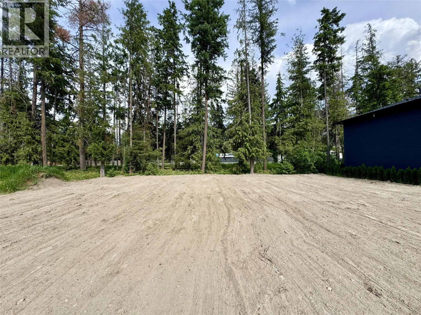 817 Hemlock Crescent S