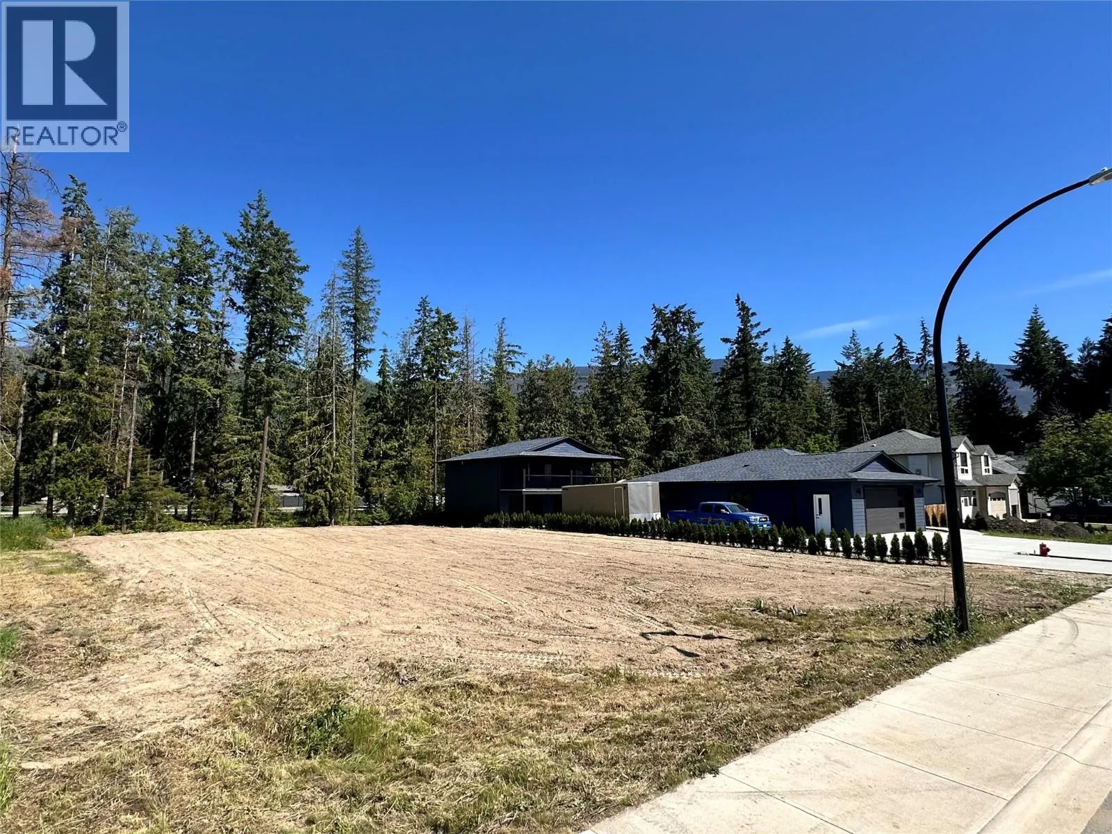 817 Hemlock Crescent S