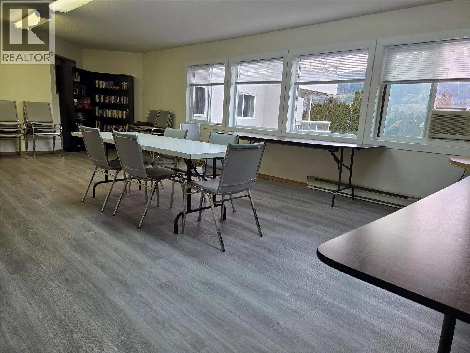 284 YORKTON Avenue Unit# 404