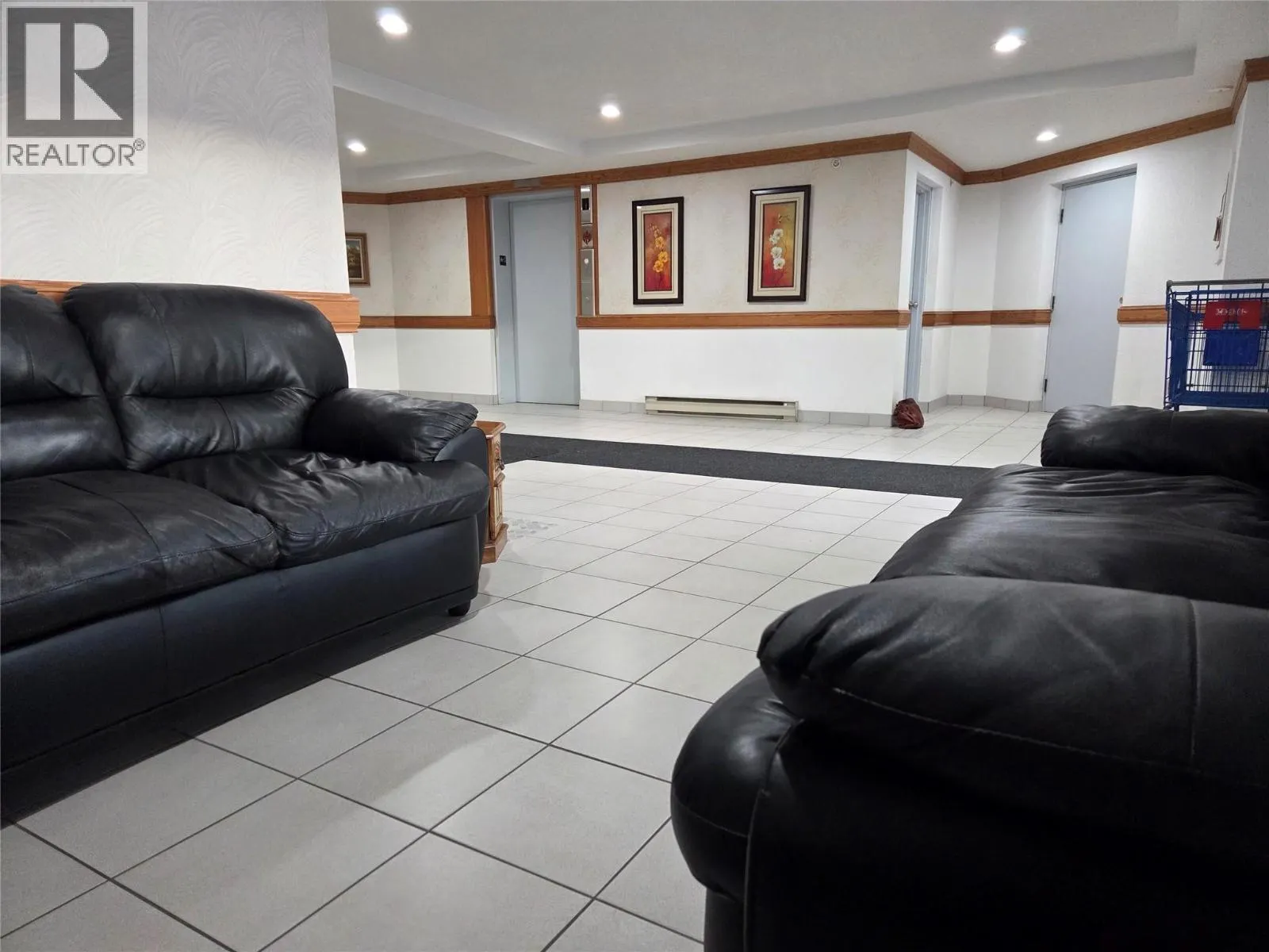 284 YORKTON Avenue Unit# 404