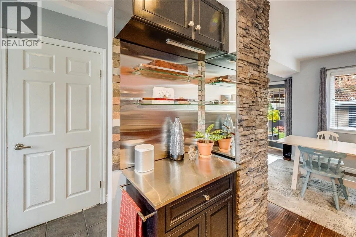 3395 Laurel Crescent