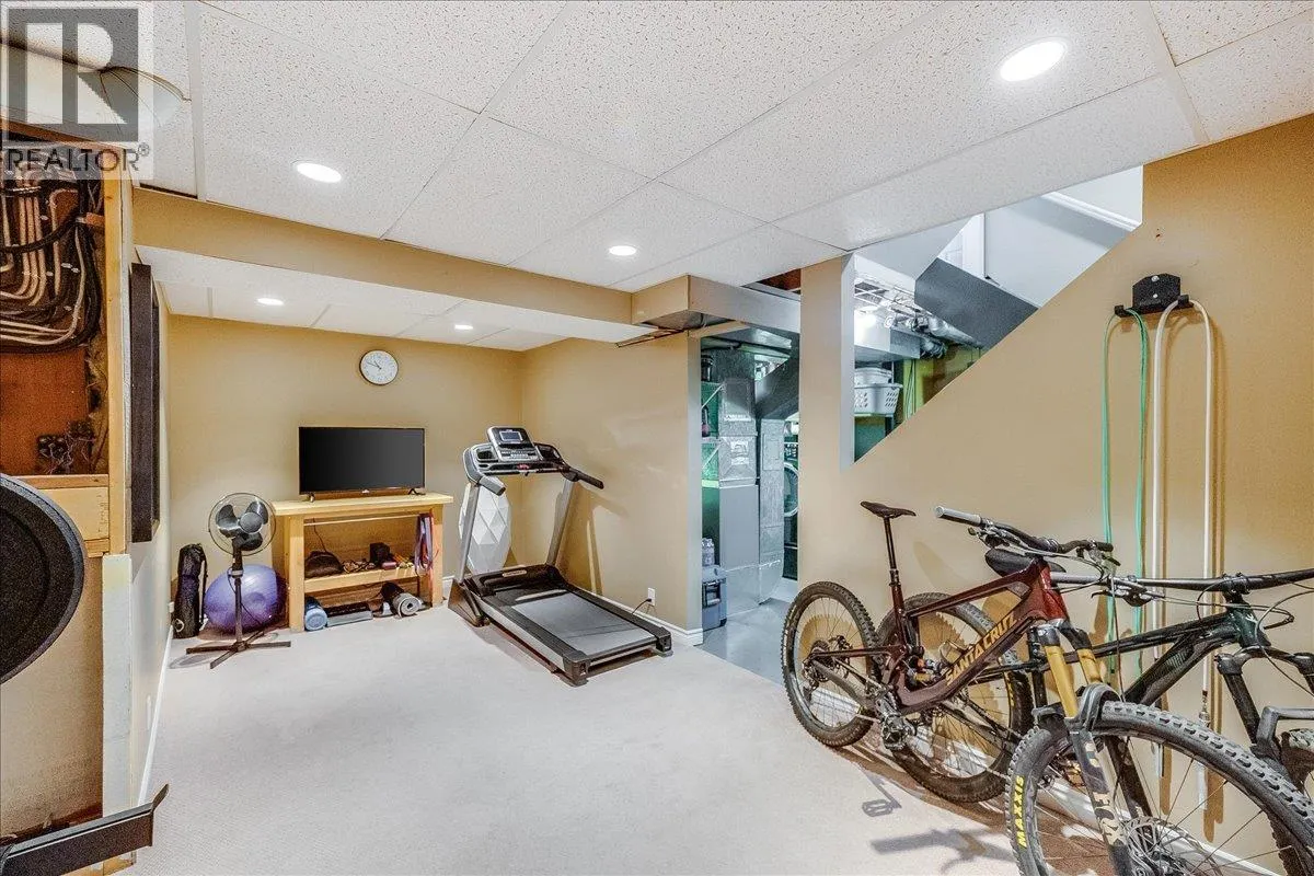 3395 Laurel Crescent