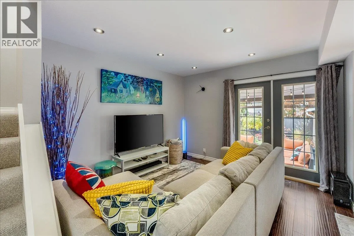 3395 Laurel Crescent