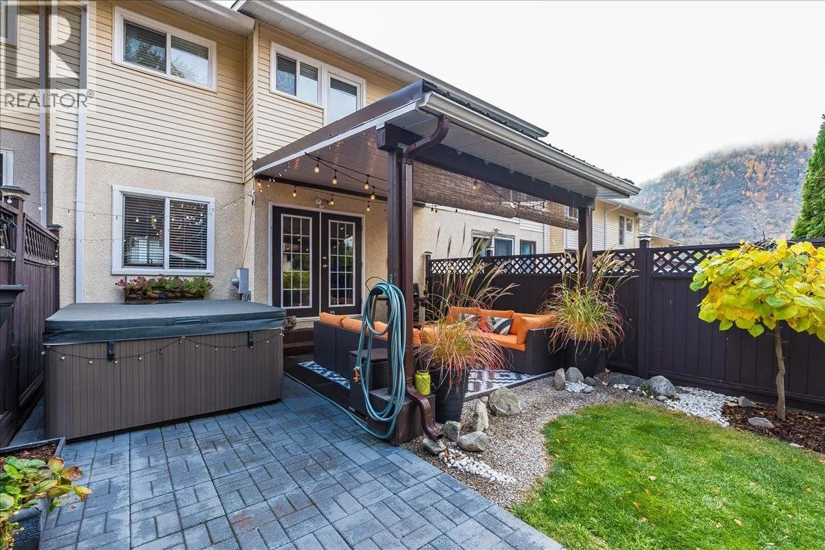 3395 Laurel Crescent