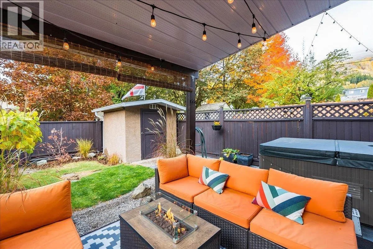 3395 Laurel Crescent