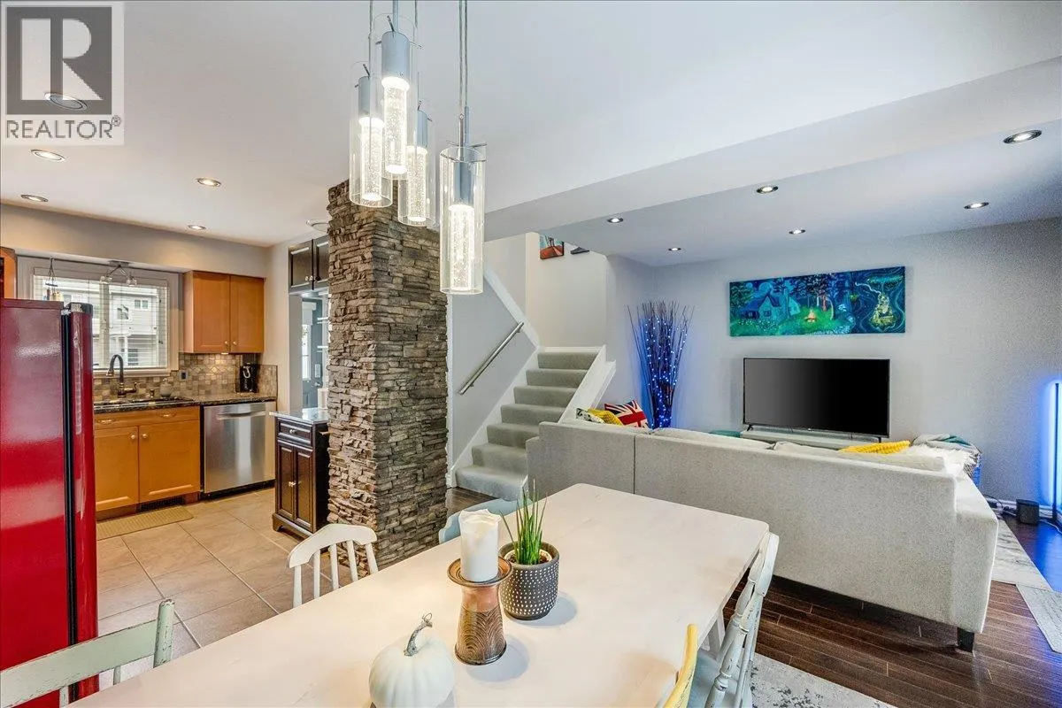 3395 Laurel Crescent