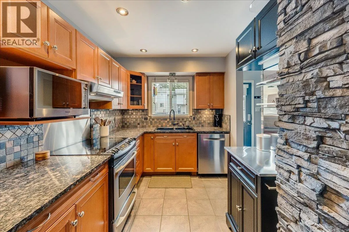 3395 Laurel Crescent