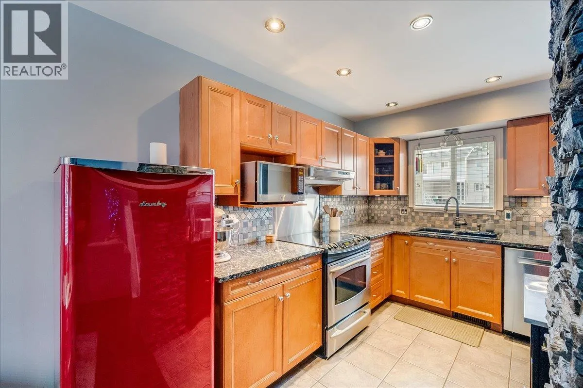 3395 Laurel Crescent