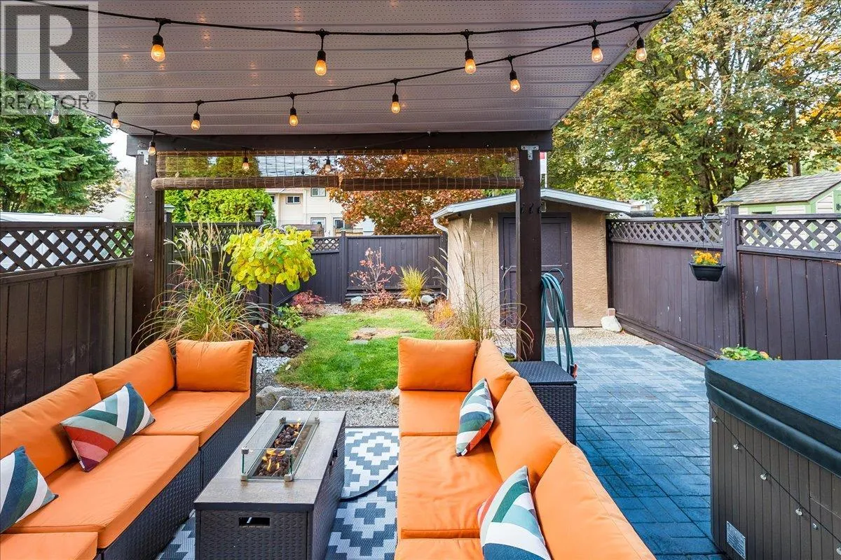 3395 Laurel Crescent