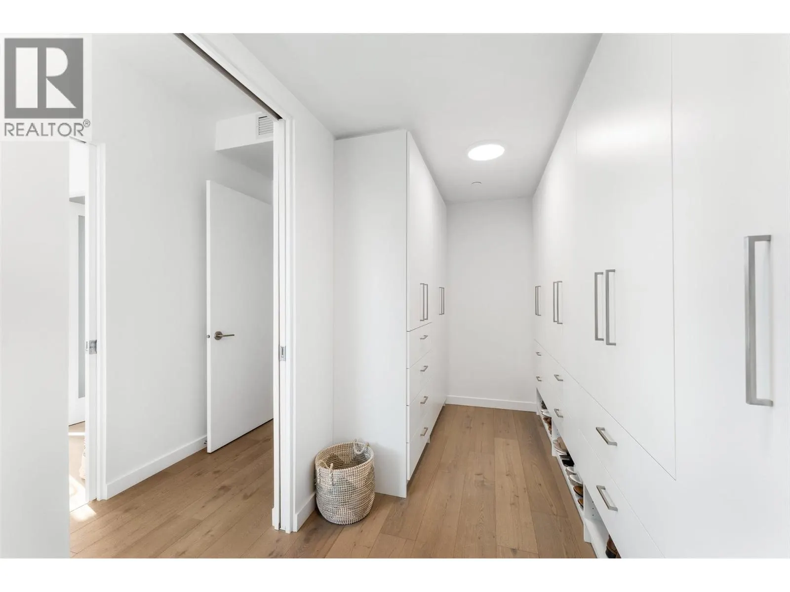 4071 Lakeshore Road Unit# 402