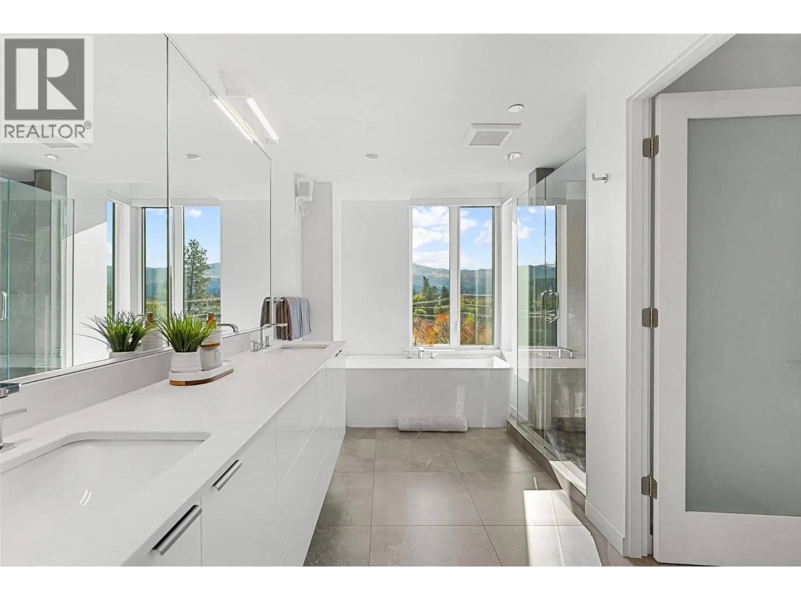 4071 Lakeshore Road Unit# 402