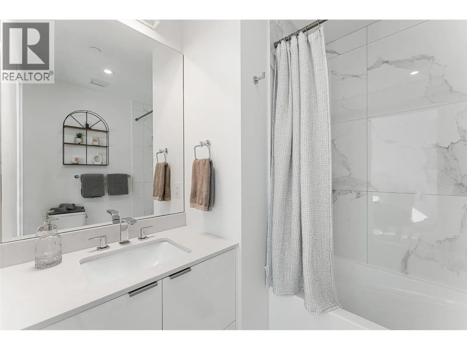 4071 Lakeshore Road Unit# 402
