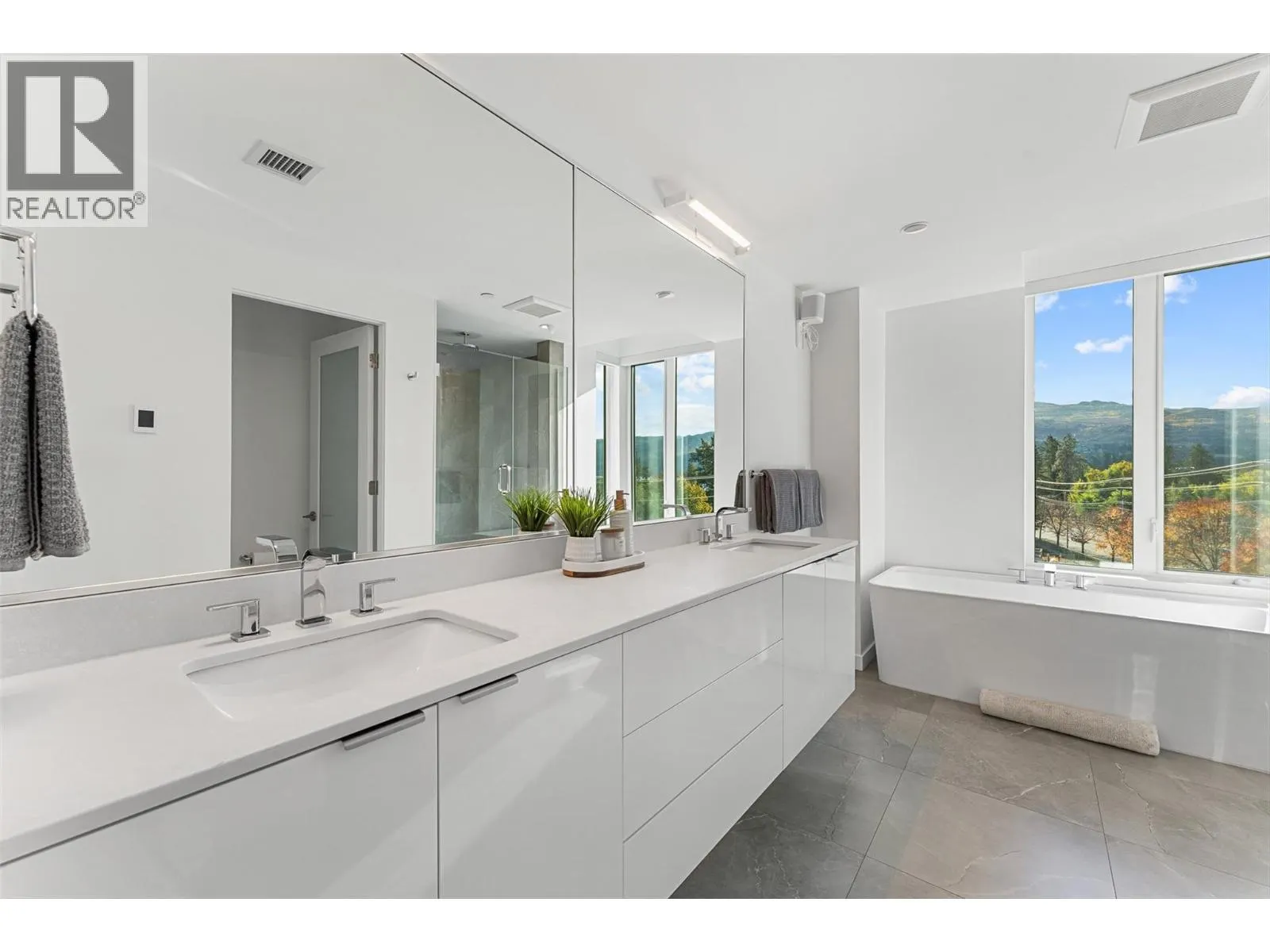 4071 Lakeshore Road Unit# 402