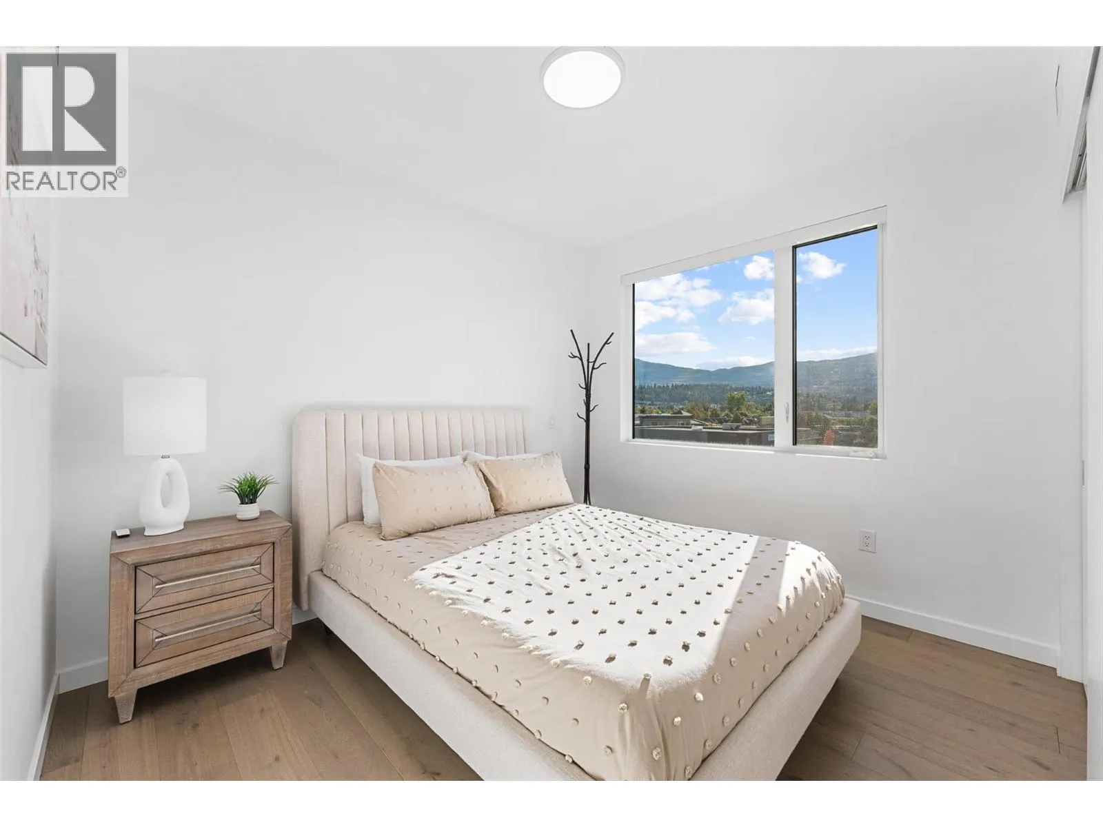 4071 Lakeshore Road Unit# 402