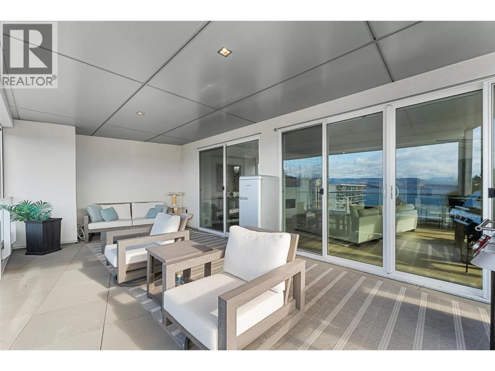 4071 Lakeshore Road Unit# 402