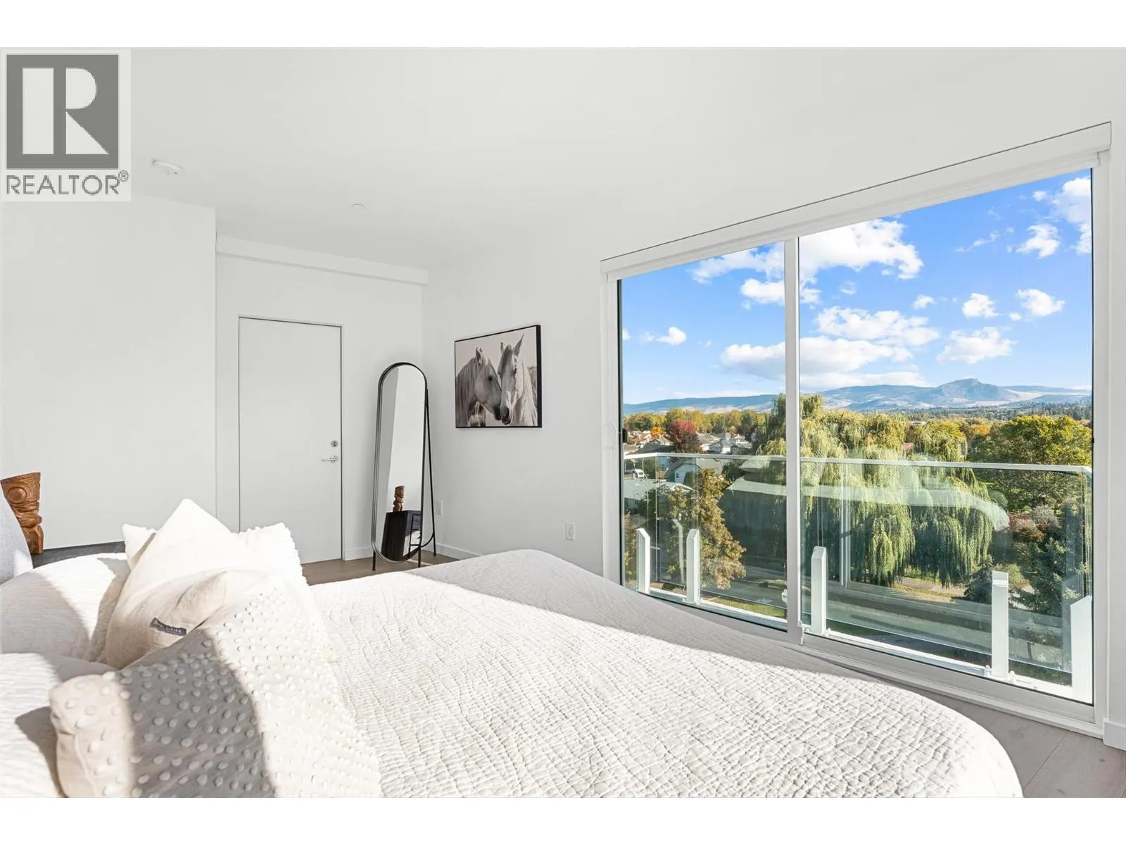 4071 Lakeshore Road Unit# 402