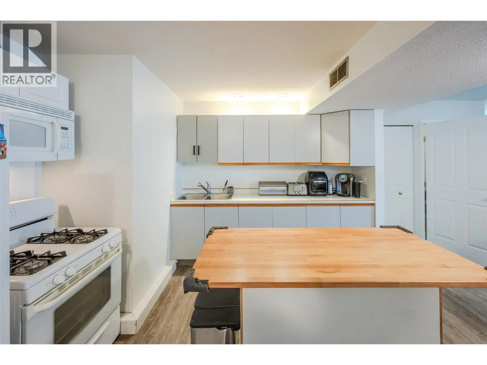 138 EVERGREEN Crescent