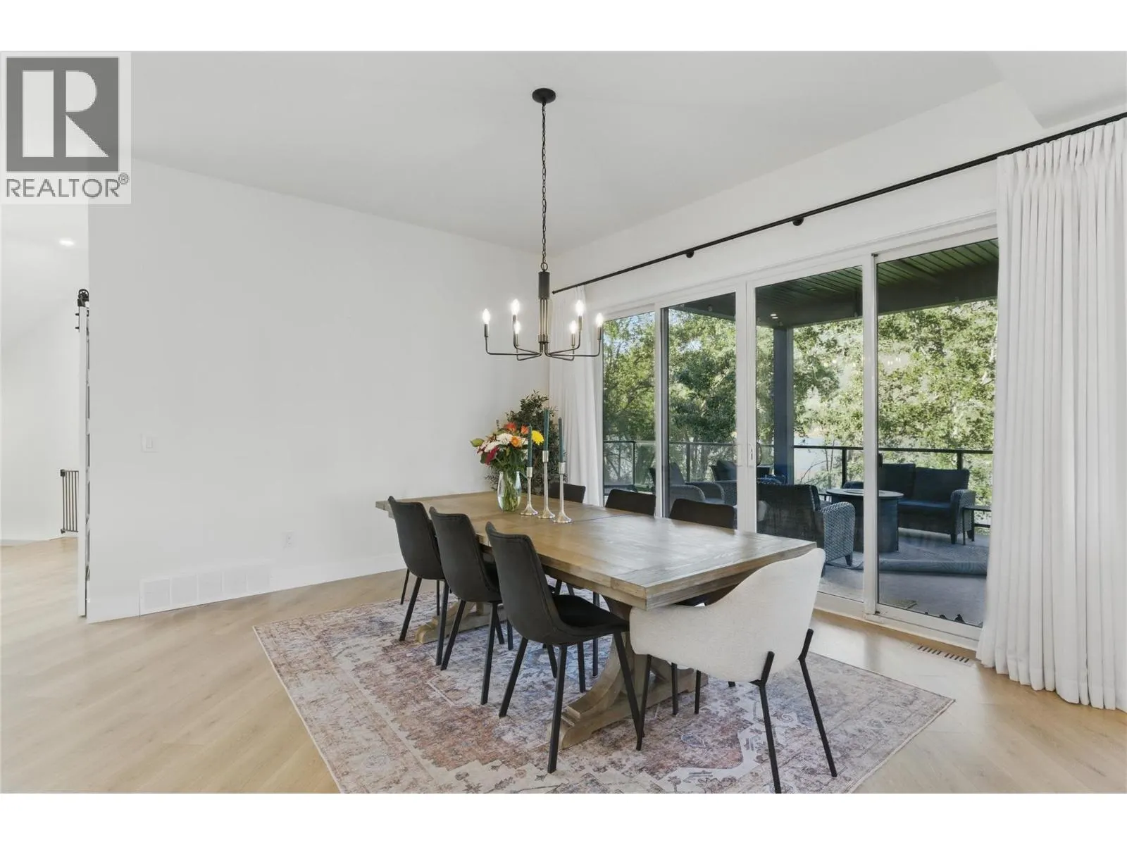 2744 BEACHMOUNT Crescent