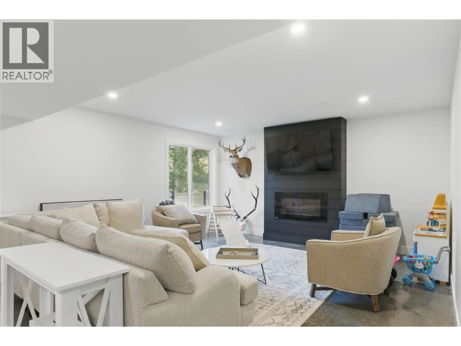 2744 BEACHMOUNT Crescent