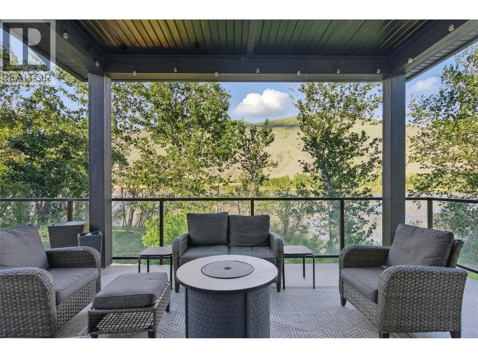 2744 BEACHMOUNT Crescent