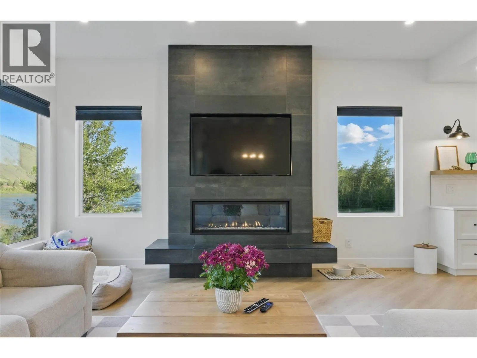 2744 BEACHMOUNT Crescent