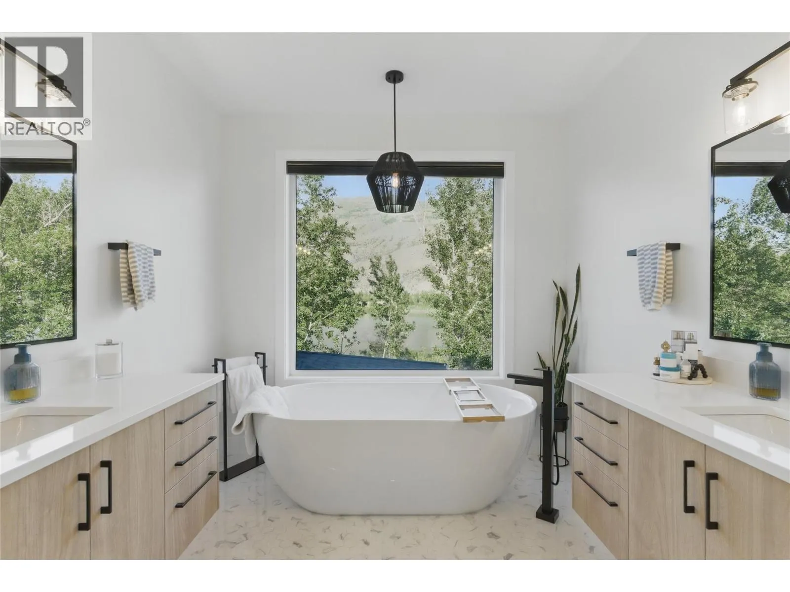 2744 BEACHMOUNT Crescent