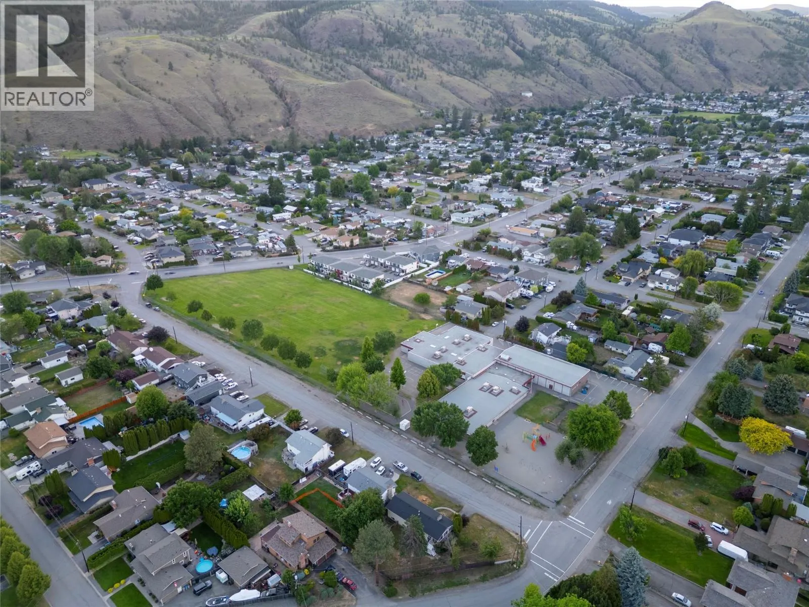 2744 BEACHMOUNT Crescent