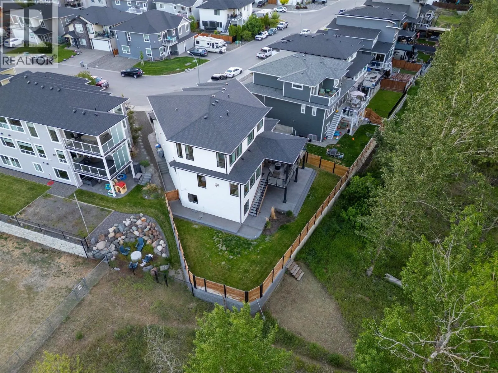 2744 BEACHMOUNT Crescent