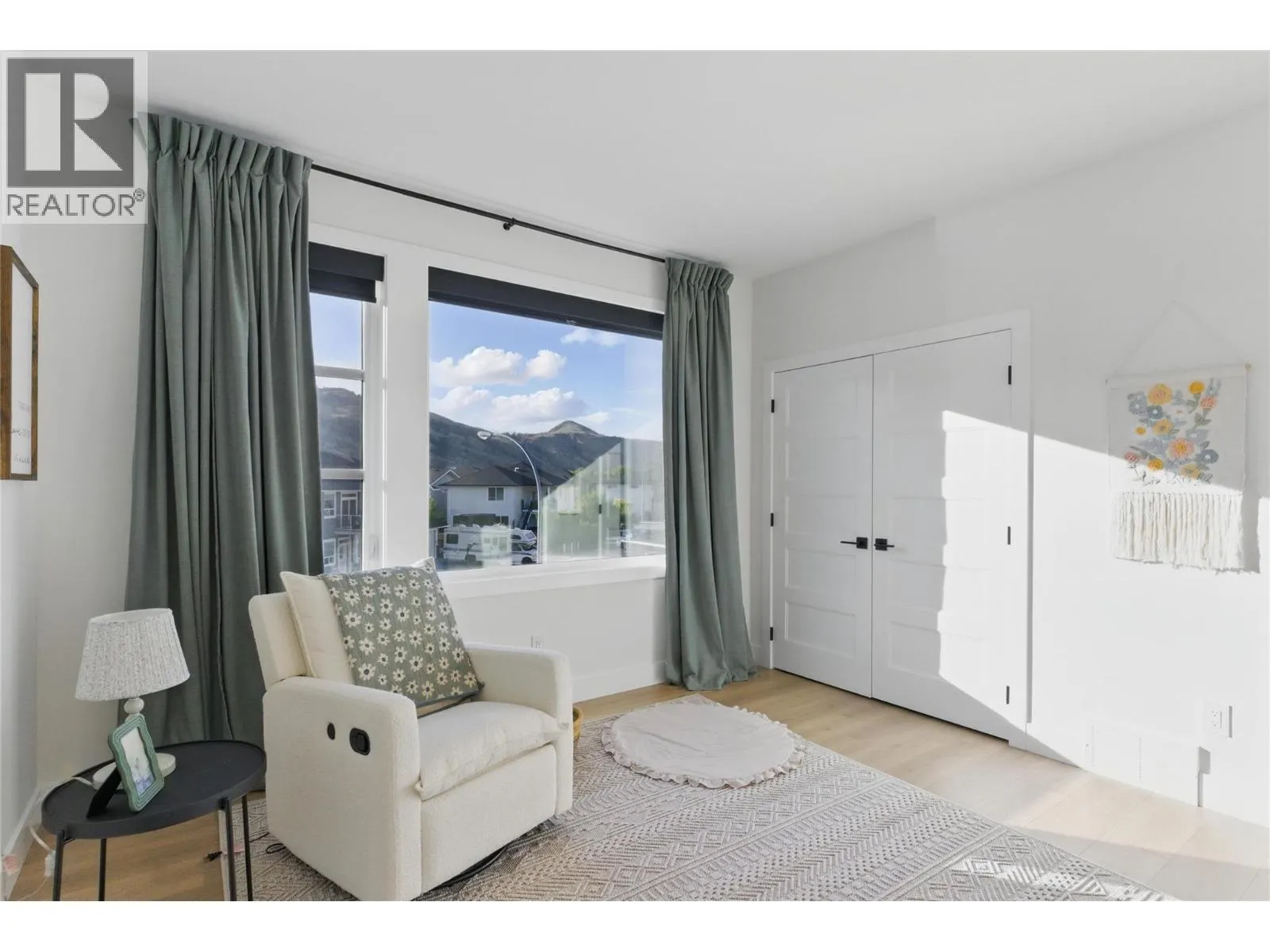 2744 BEACHMOUNT Crescent