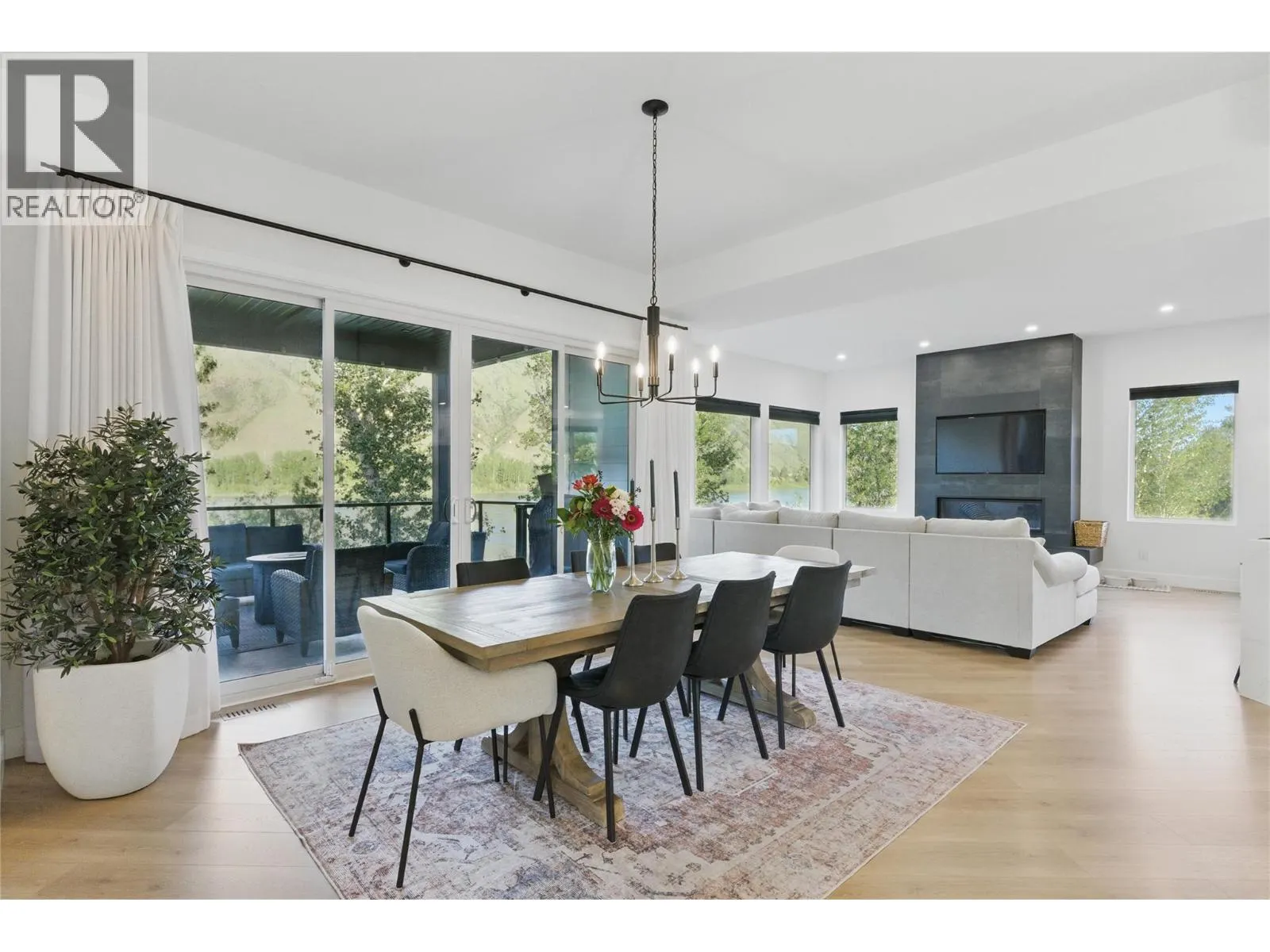 2744 BEACHMOUNT Crescent