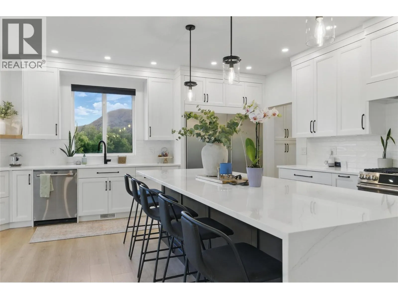 2744 BEACHMOUNT Crescent